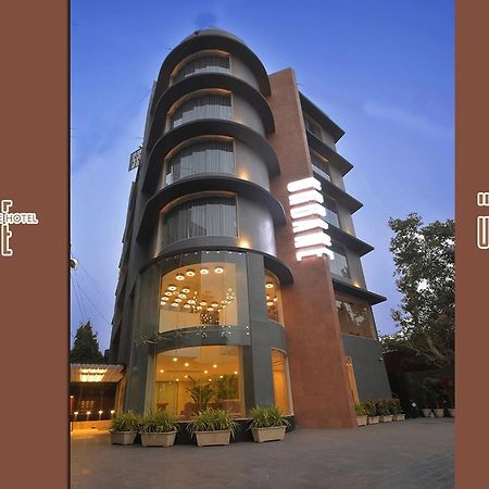 Urbane The Hotel Ahmedabad Bagian luar foto