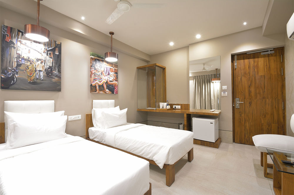 Urbane The Hotel Ahmedabad Bagian luar foto