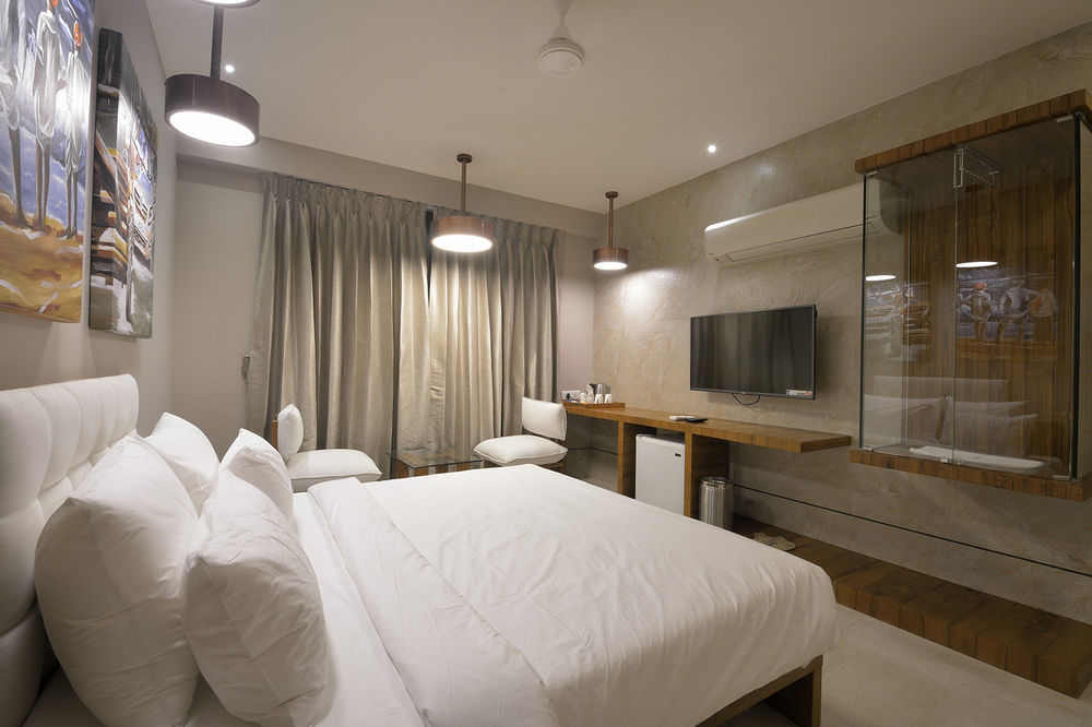 Urbane The Hotel Ahmedabad Bagian luar foto