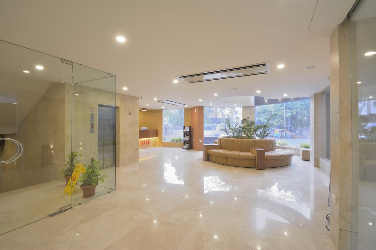 Urbane The Hotel Ahmedabad Bagian luar foto