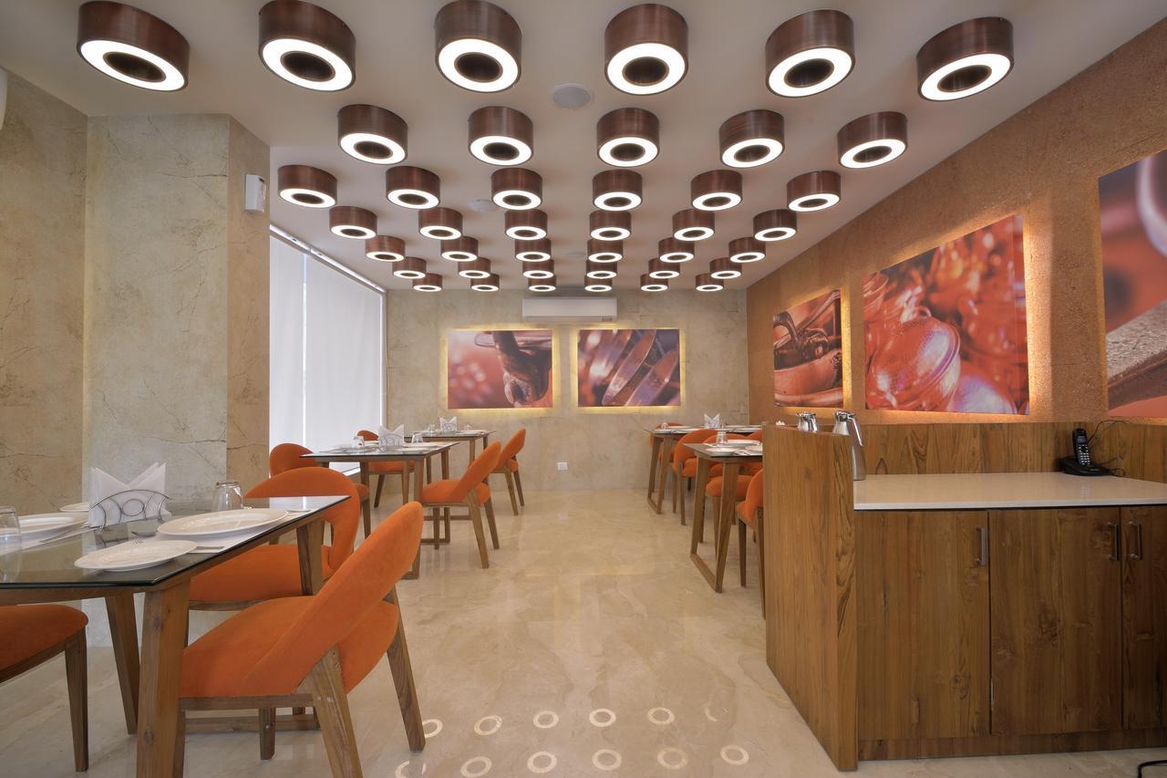 Urbane The Hotel Ahmedabad Bagian luar foto