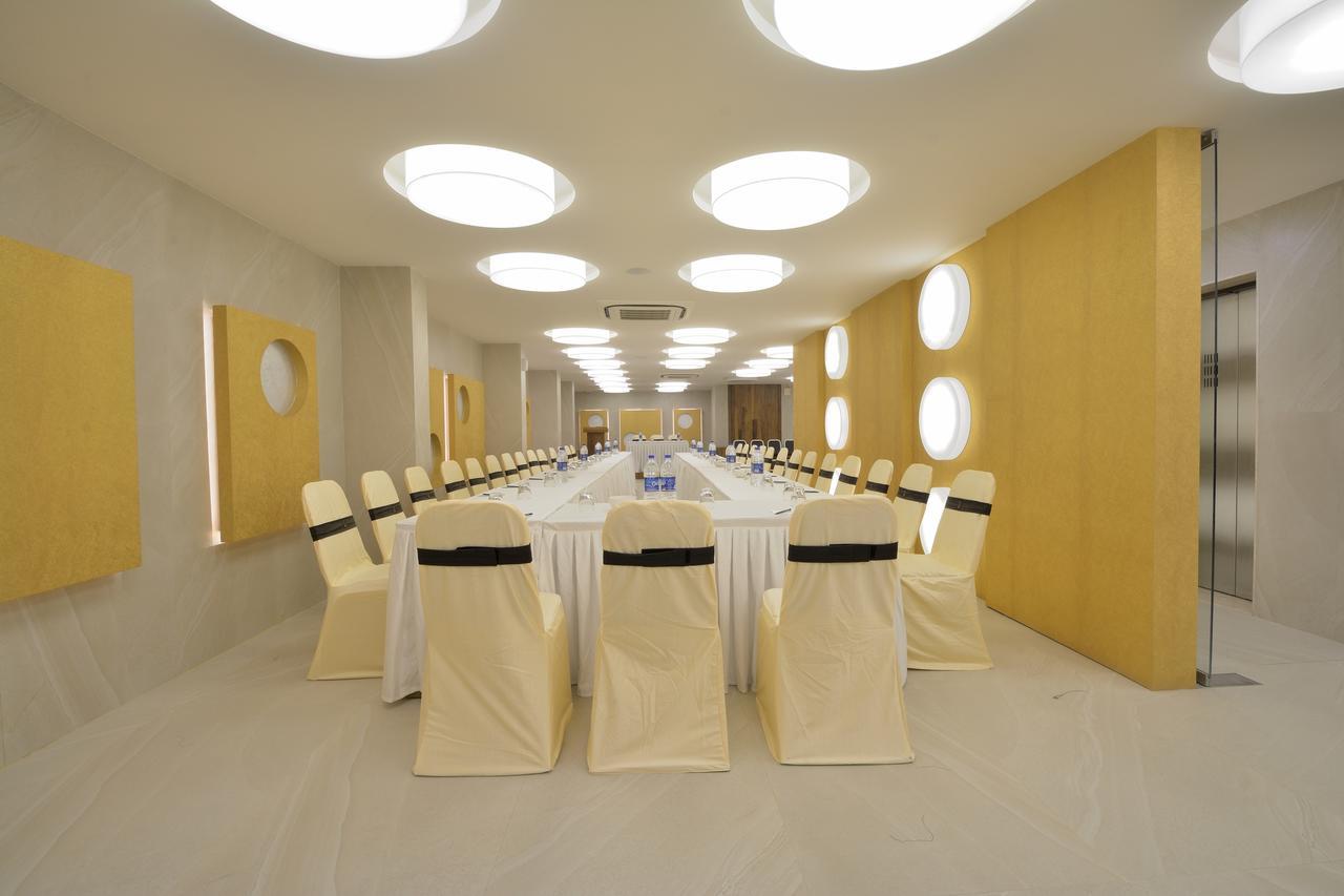 Urbane The Hotel Ahmedabad Bagian luar foto