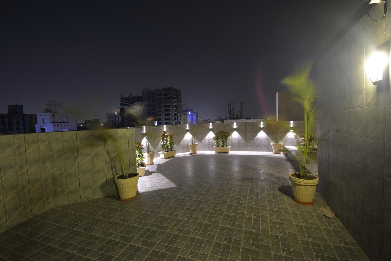 Urbane The Hotel Ahmedabad Bagian luar foto