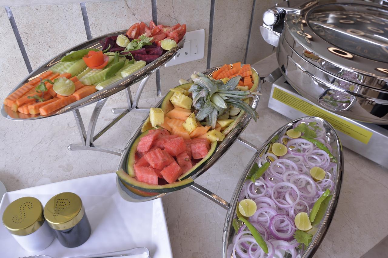 Urbane The Hotel Ahmedabad Bagian luar foto