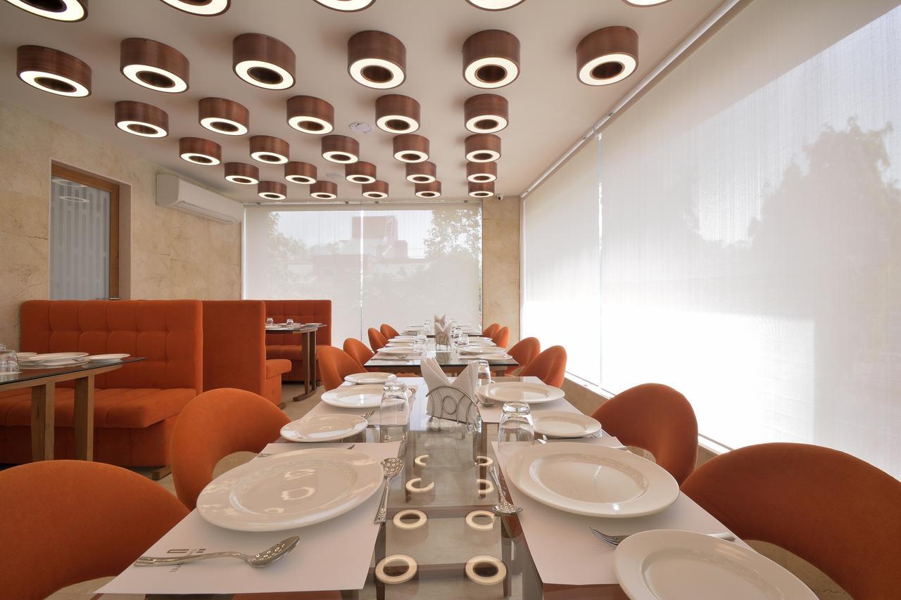 Urbane The Hotel Ahmedabad Bagian luar foto