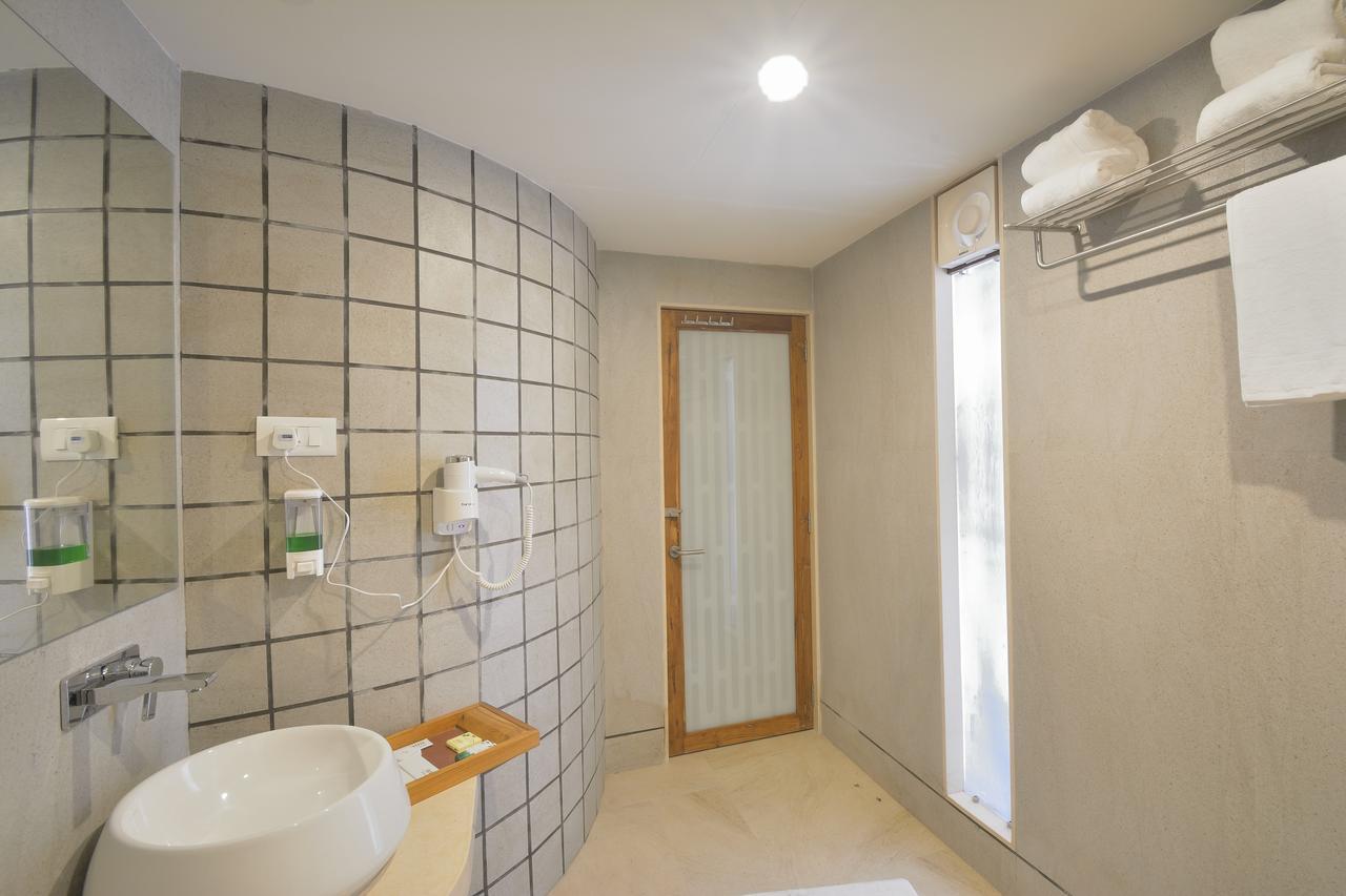 Urbane The Hotel Ahmedabad Bagian luar foto