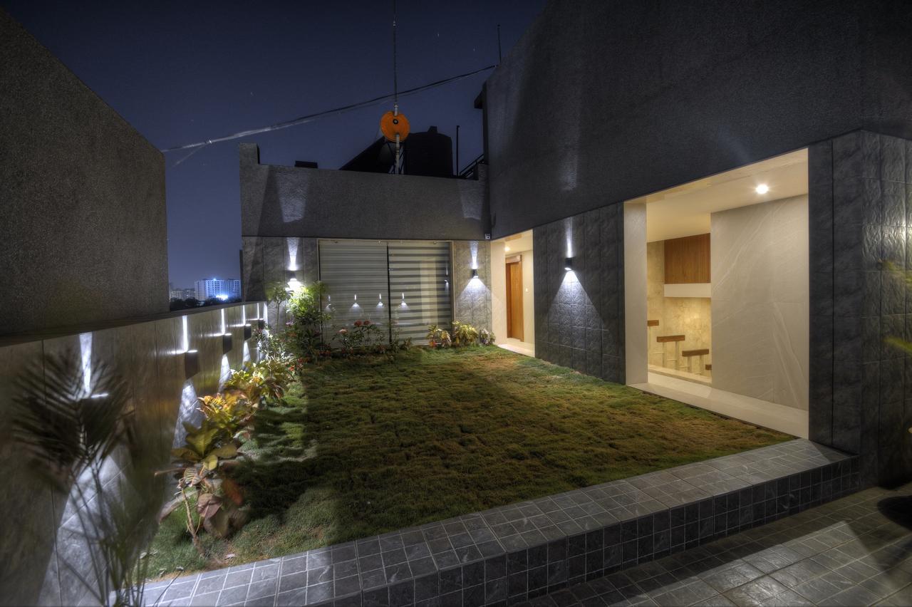 Urbane The Hotel Ahmedabad Bagian luar foto
