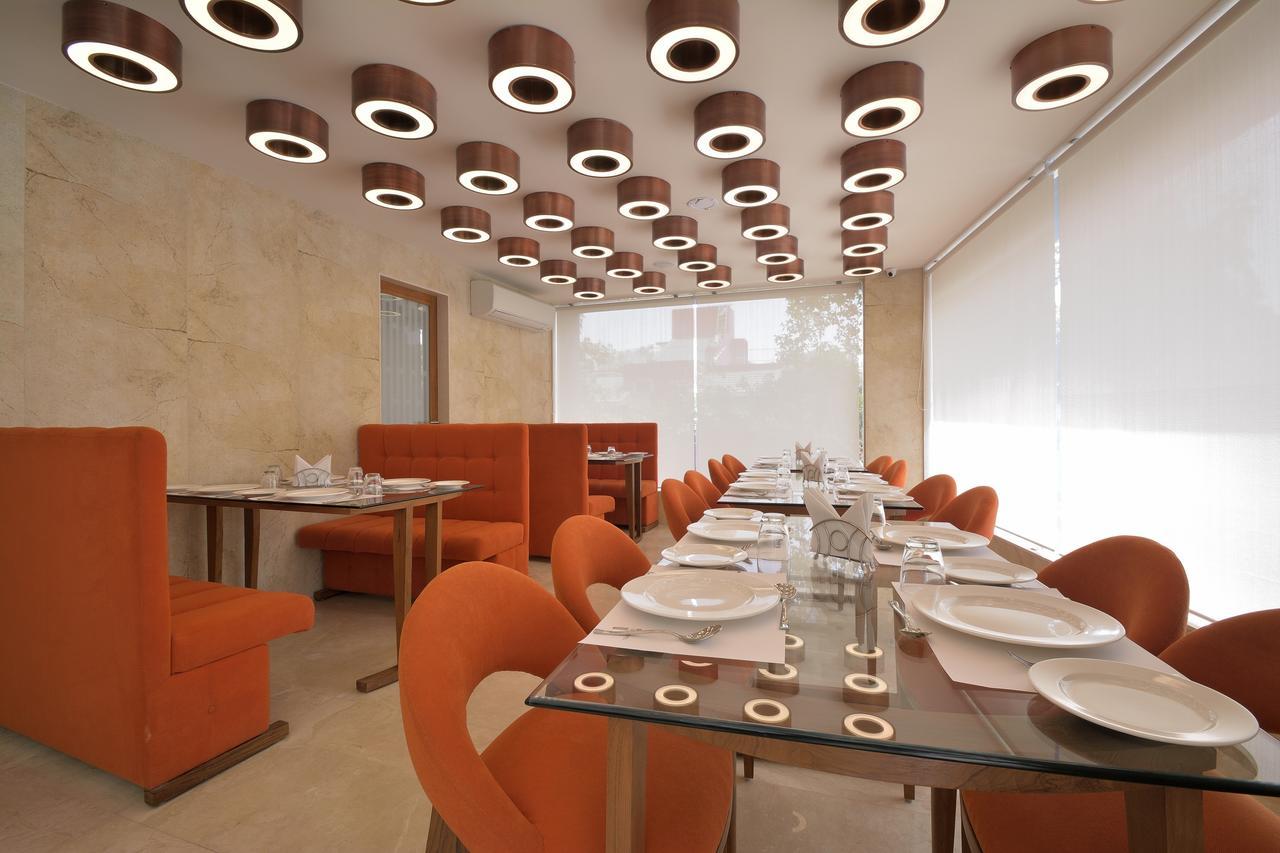 Urbane The Hotel Ahmedabad Bagian luar foto