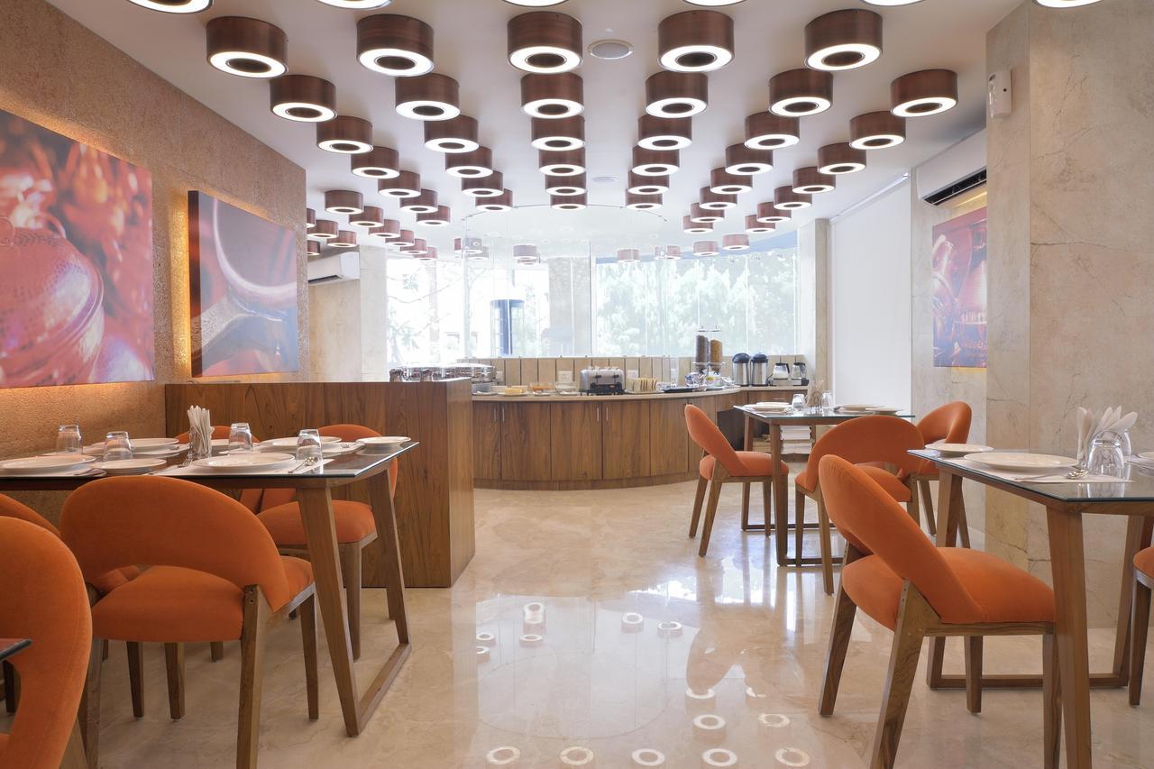Urbane The Hotel Ahmedabad Bagian luar foto