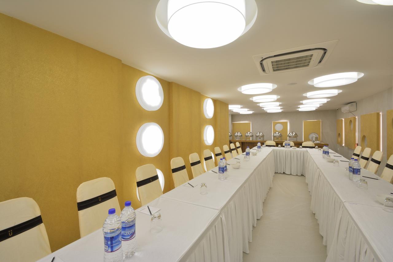 Urbane The Hotel Ahmedabad Bagian luar foto