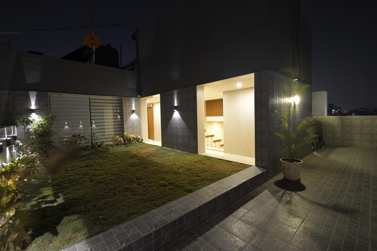 Urbane The Hotel Ahmedabad Bagian luar foto