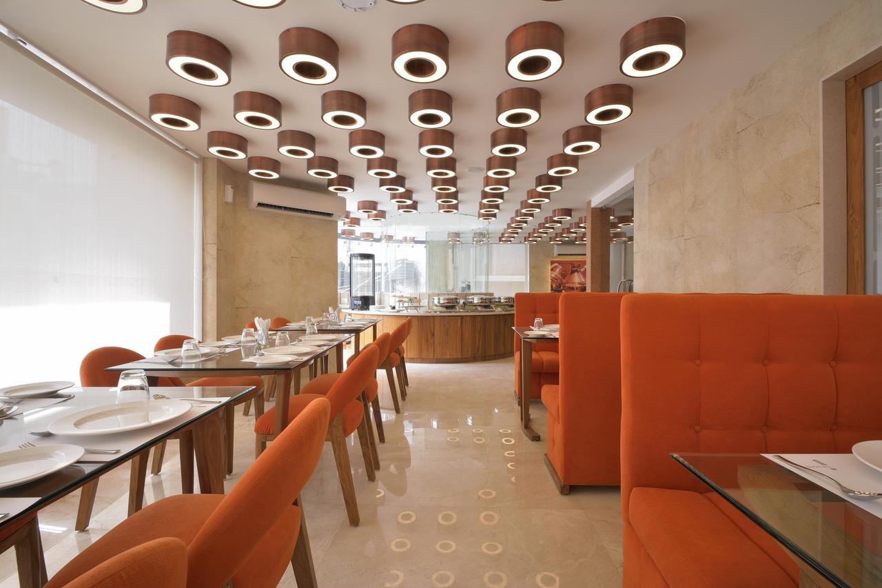 Urbane The Hotel Ahmedabad Bagian luar foto