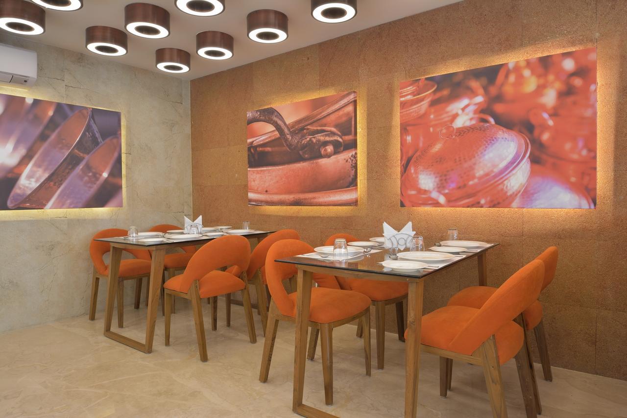 Urbane The Hotel Ahmedabad Bagian luar foto