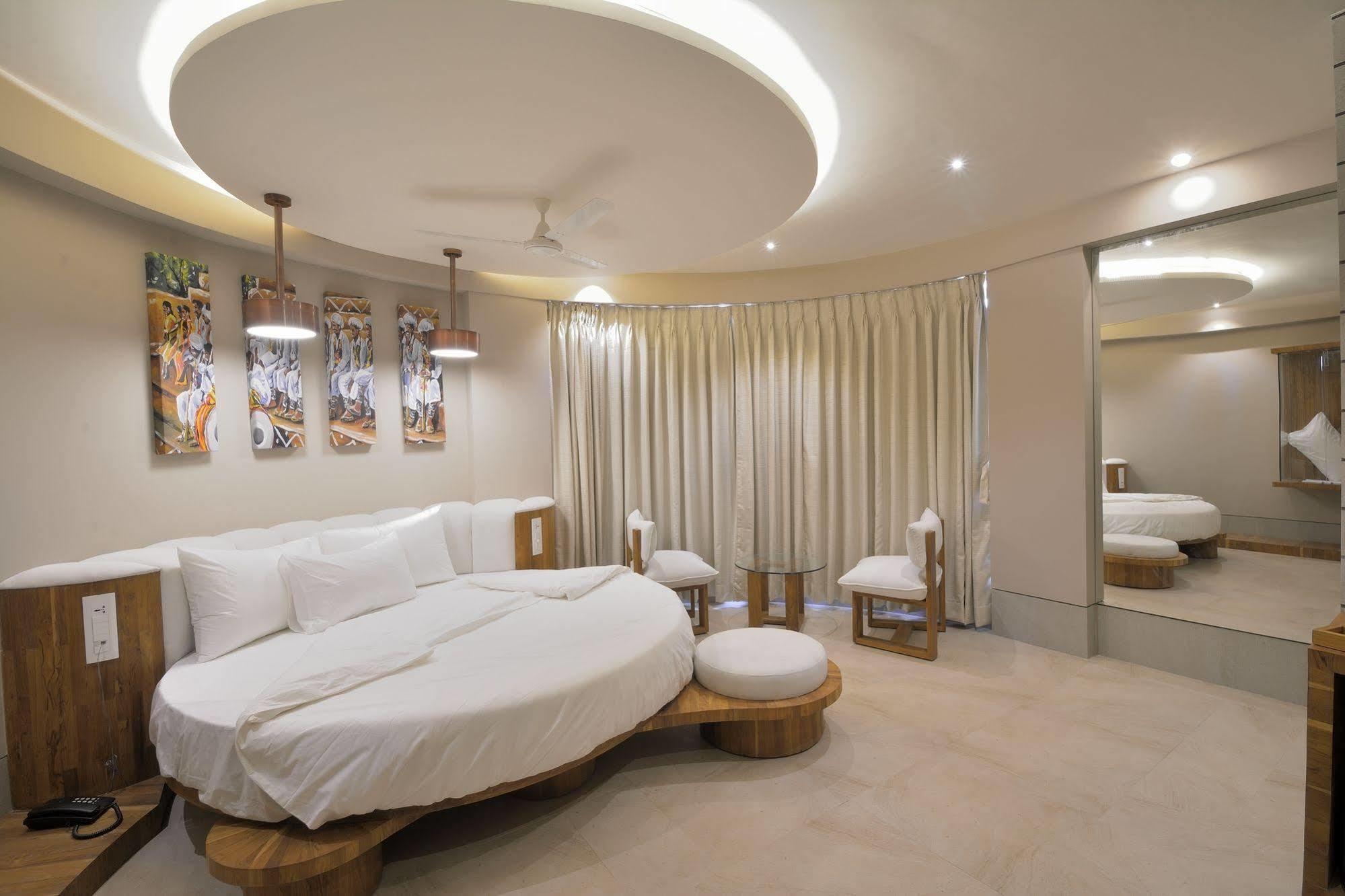 Urbane The Hotel Ahmedabad Bagian luar foto