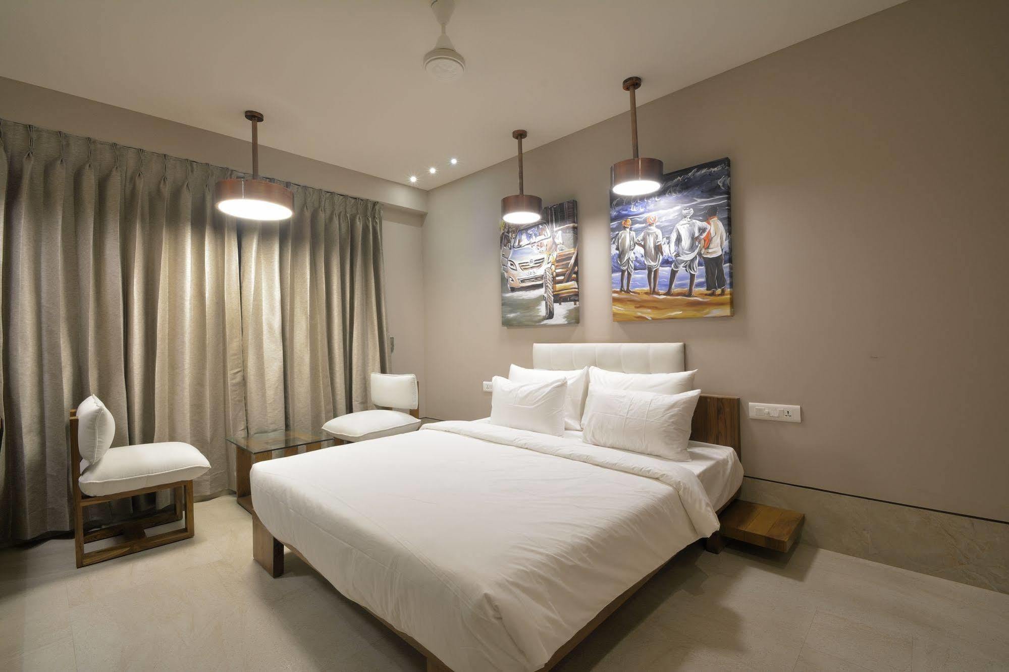 Urbane The Hotel Ahmedabad Bagian luar foto