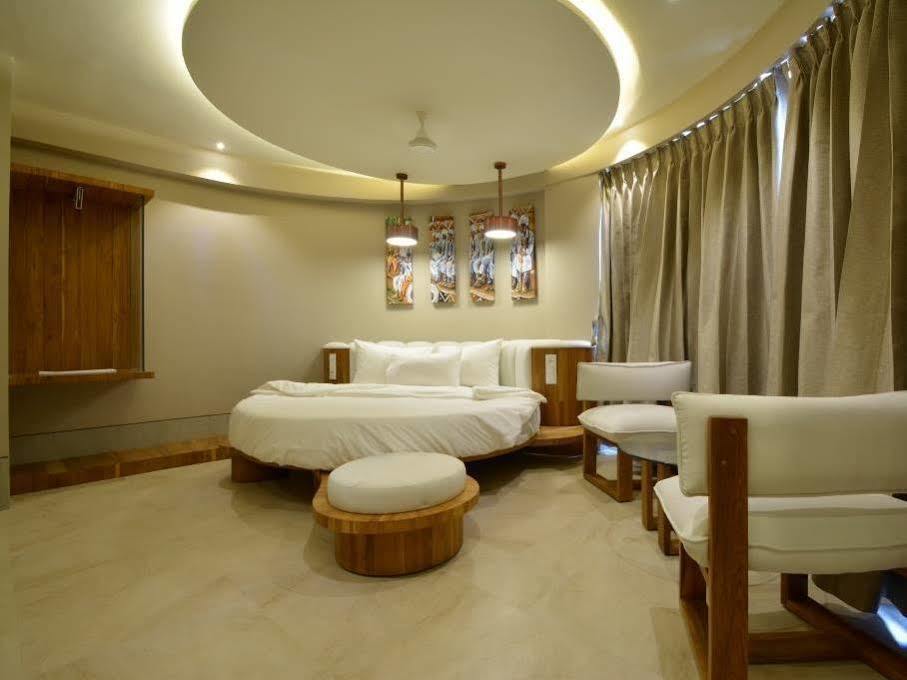 Urbane The Hotel Ahmedabad Bagian luar foto