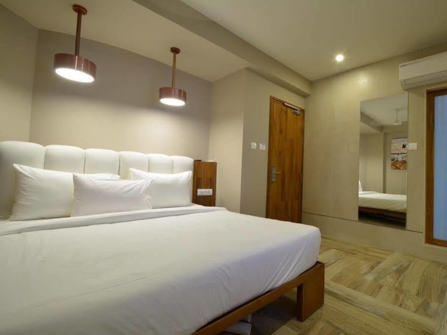 Urbane The Hotel Ahmedabad Bagian luar foto