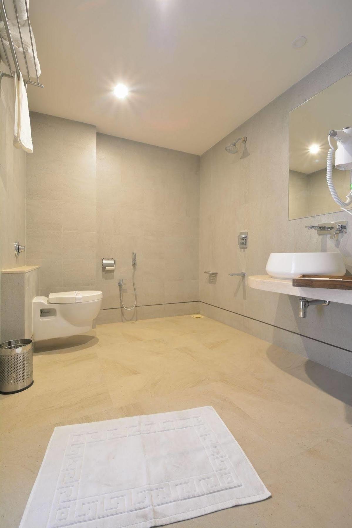 Urbane The Hotel Ahmedabad Bagian luar foto