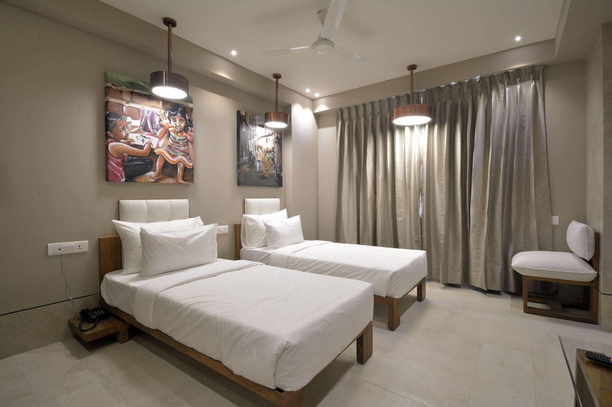 Urbane The Hotel Ahmedabad Bagian luar foto