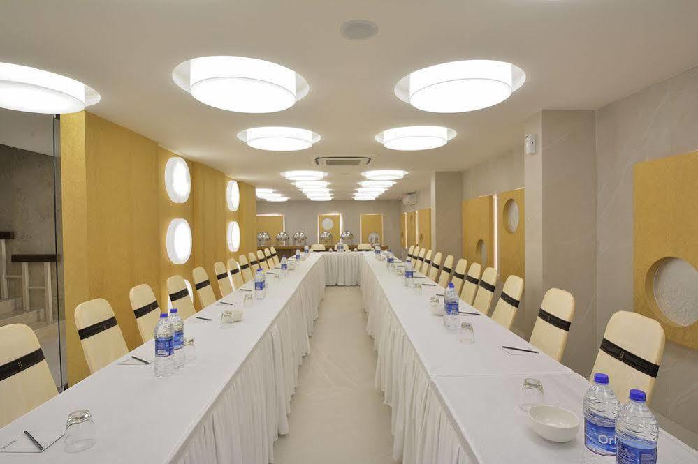 Urbane The Hotel Ahmedabad Bagian luar foto