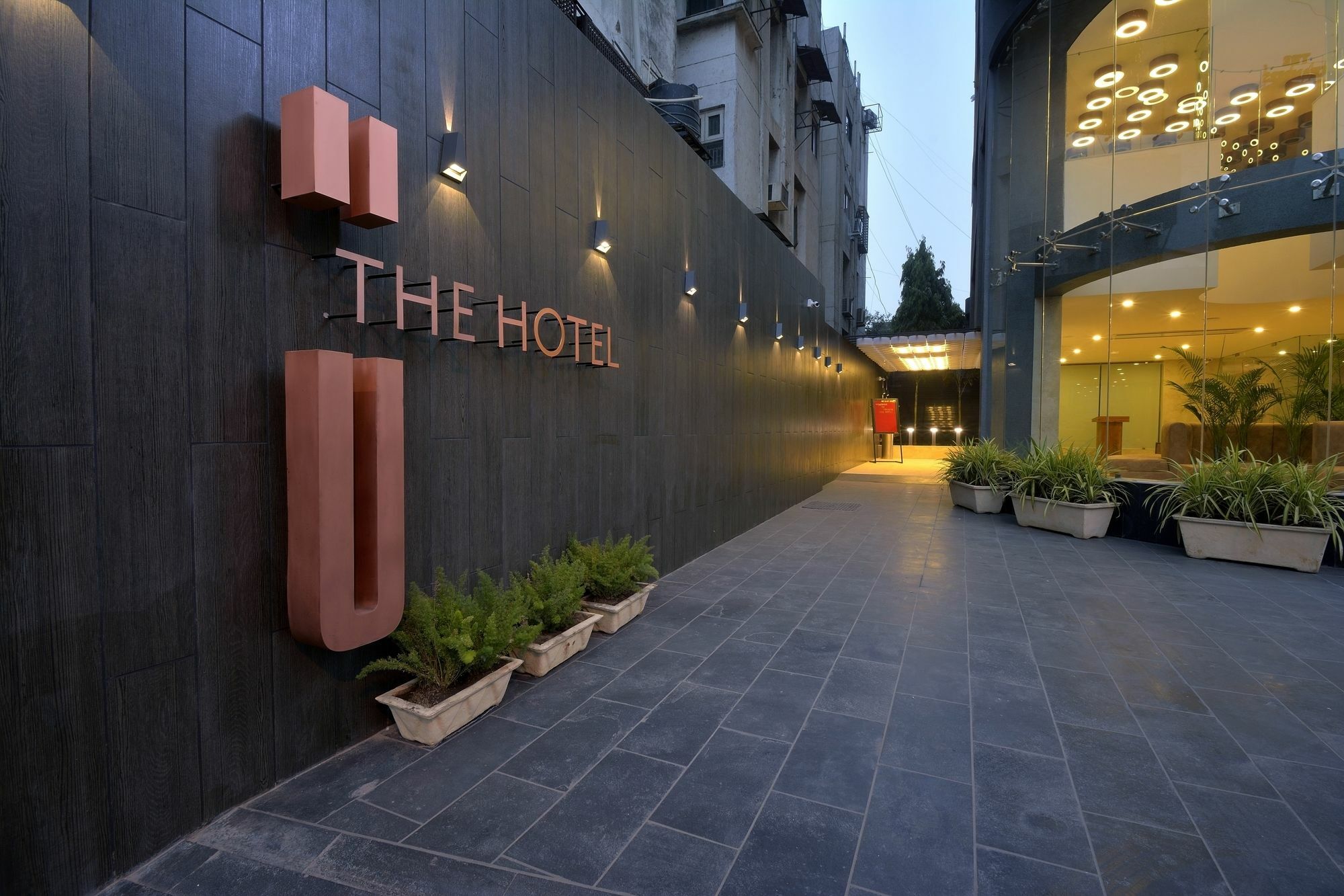Urbane The Hotel Ahmedabad Bagian luar foto