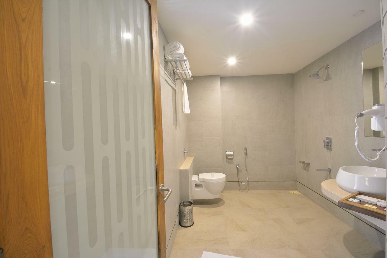 Urbane The Hotel Ahmedabad Ruang foto